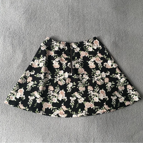 FOREVER 21 FLORAL SKATER MINI SKIRT - Picture 2 of 5